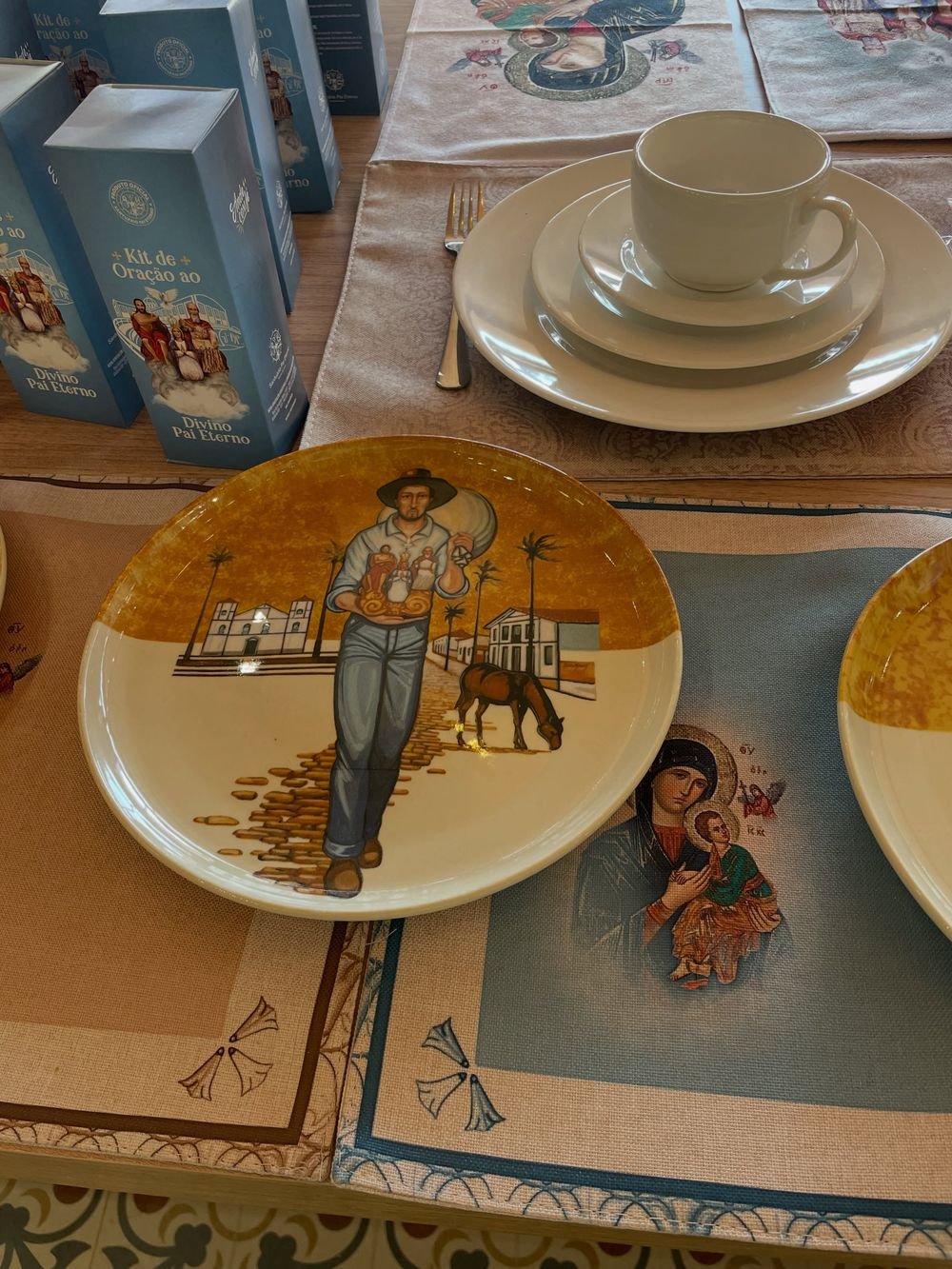 Mesa posta com xícara e louças na pousada